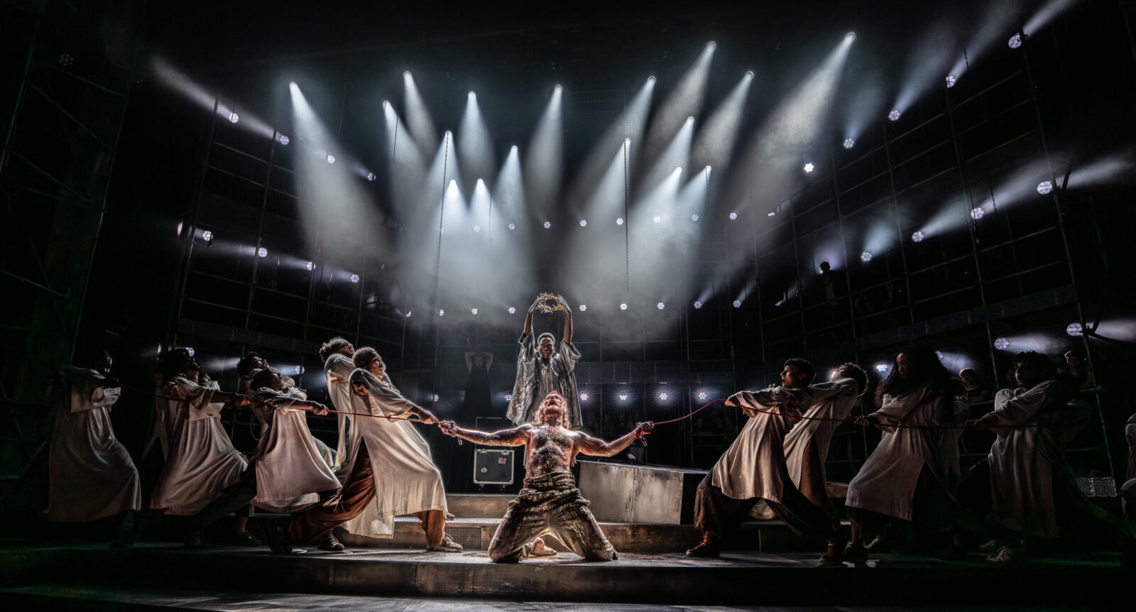 Sam Ryder (Jesus), Ensemble &copy; Johan Persson