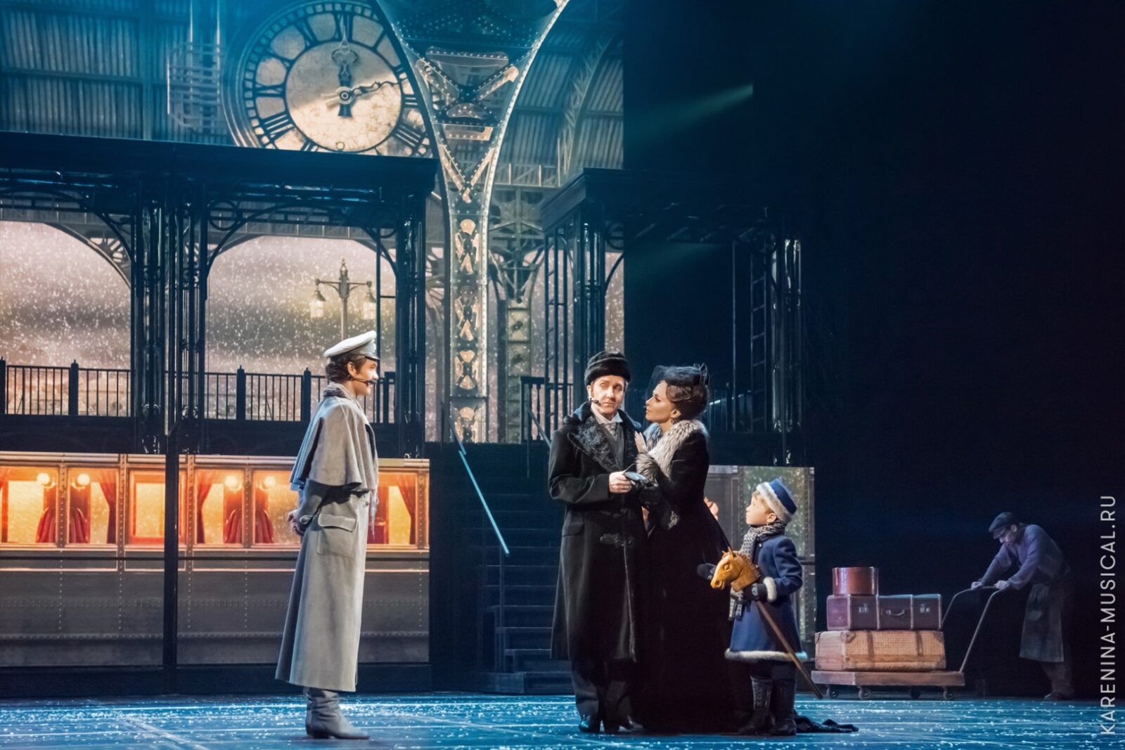 Szenenbild (© karenina-musical.ru)