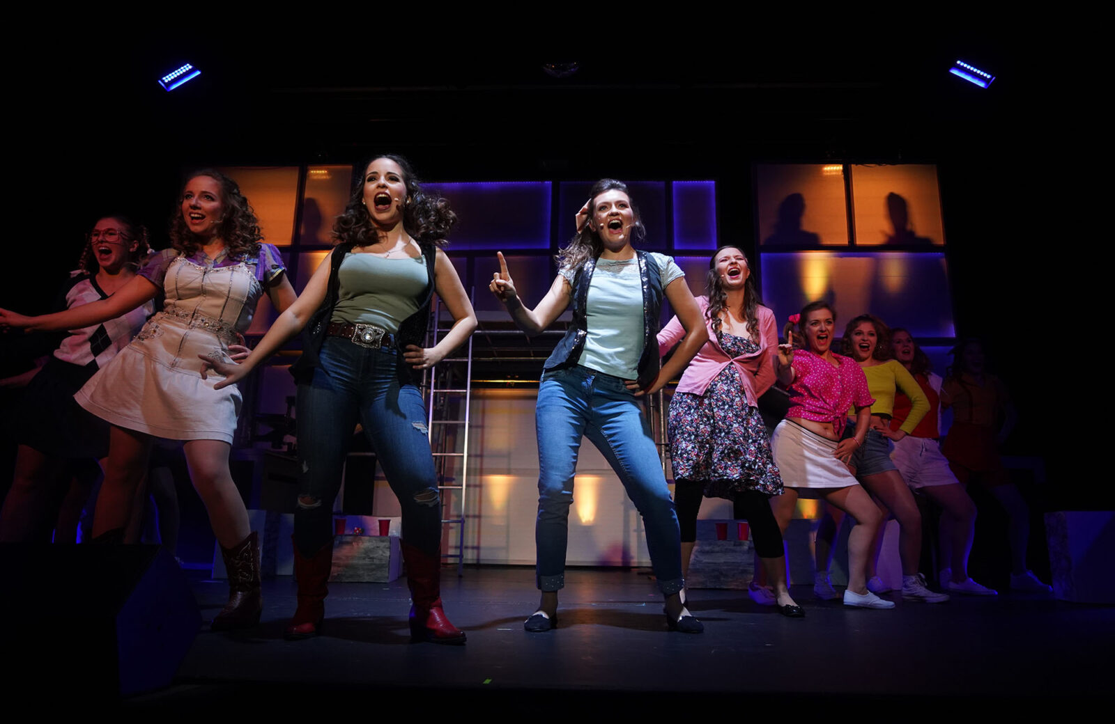 Enola Lindemann (Rusty Rodriguez), Lidia Carla (Ariel Moore), Julia Wagner (Wendy Jo), Carolin Vilhelmsson (Urleen), Ensemble © Sandra Tutsch