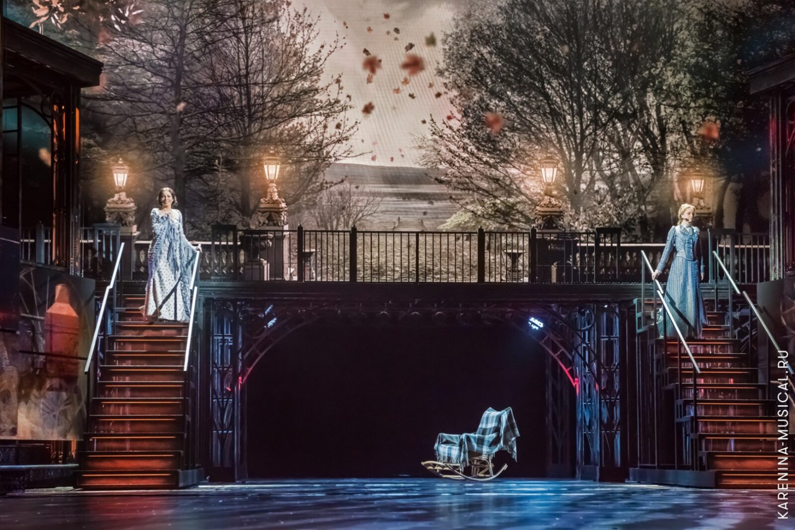 Szenenbild (© karenina-musical.ru)