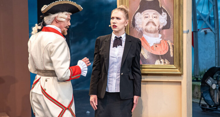 Michael Kuczynski (Baron Münchhausen), Paulina Wojtowicz (Dr. Wagenbeck) © Udo Krause / theater-schwedt.de