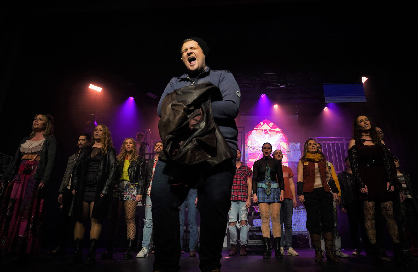 Kai Winter (Tom Collins), Nina Wolf (Mimi Marquez), Lydia Peternely (Maureen Johnson), Ensemble © Sandra Tutsch