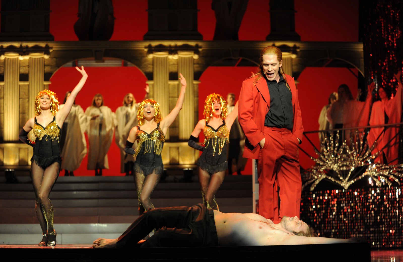 David Jakobs (Judas) und Showgirls (Damen des Balletts) © © Heiko Sandelmann