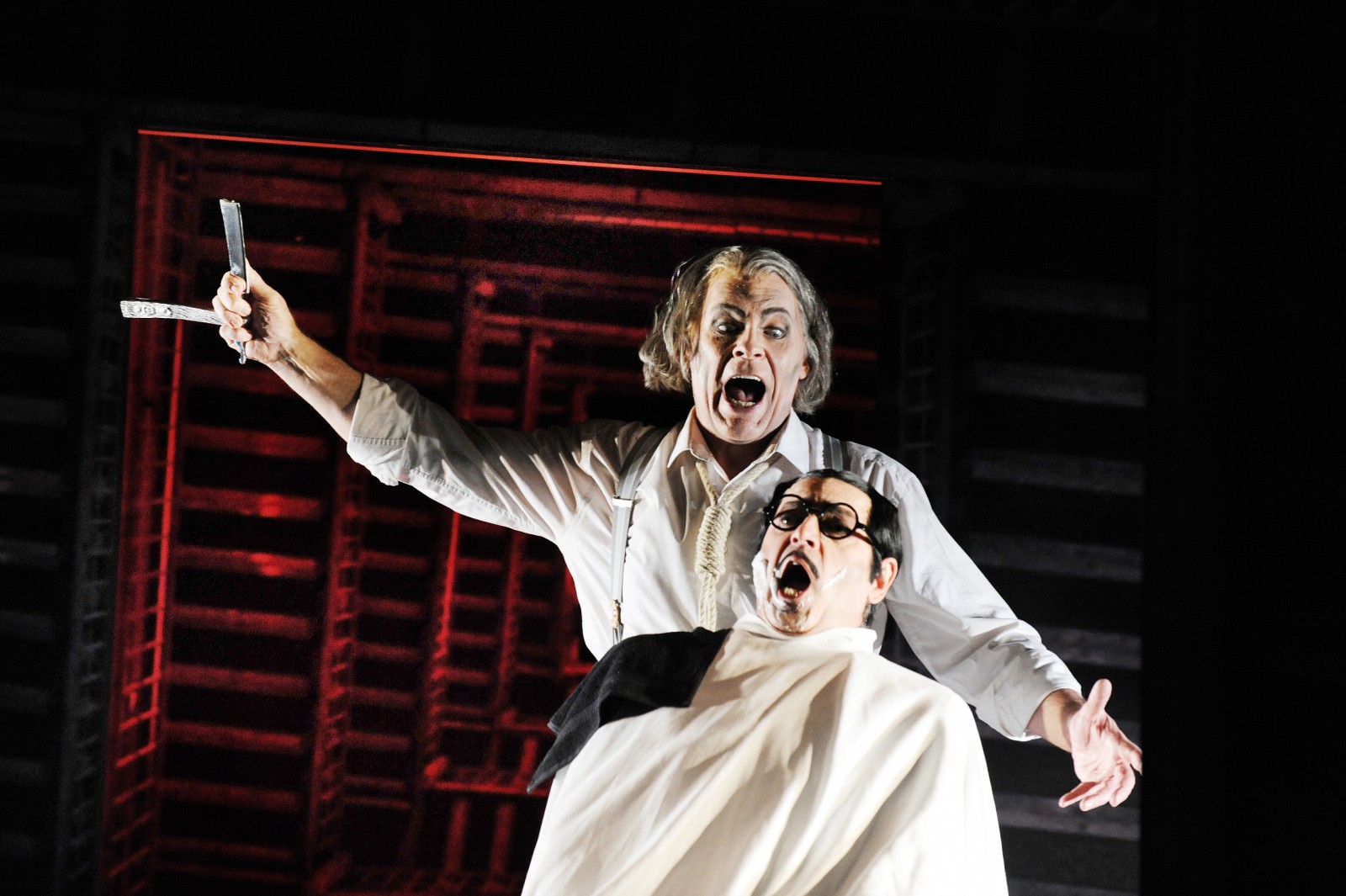 Sweeney Todd (Gary Martin) will Rache nehmen an Richter Turpin (Stefan Bley). © © Theater/Marlies Kross