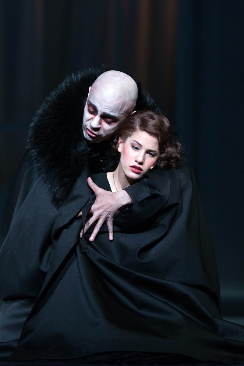 Dracula (Andreas Wolfram) & Mina Murray (Lisa Habermann) © Tom Schulze