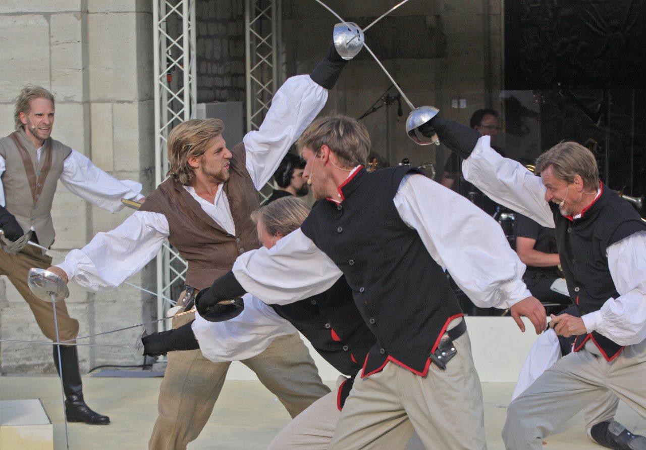 Veit Schäfermeier (Aramis), Merlin Fargel (D Artagnan), Ensemble © Hillebrecht/Die Foto-Maus