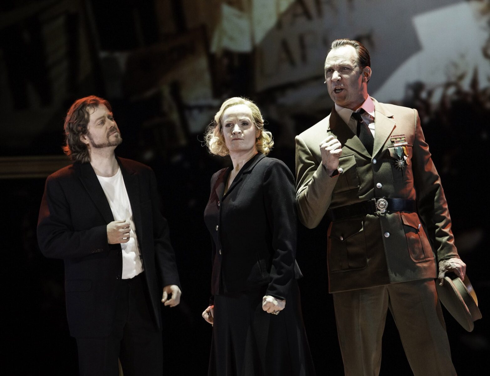 l-r: Siegmar Tonk (Che), Heike Wittlieb (Eva Perón), Rudi Reschke (Juan Perón) © Olaf Struck