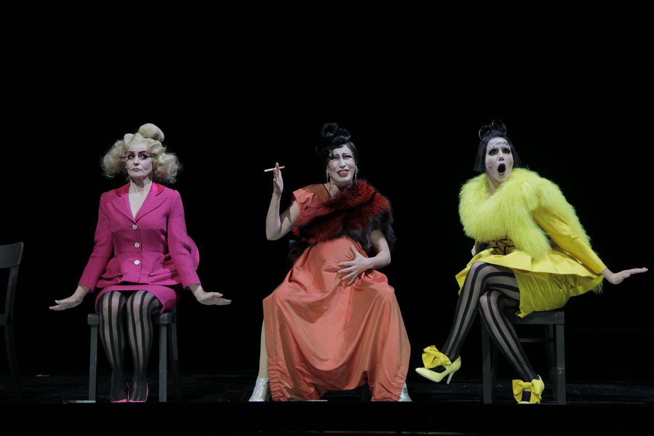 Heike Hollenberg (Hedda), Kathrin Brauer (Joan), Katarina Morfa (Hedda) © Jörg Landsberg