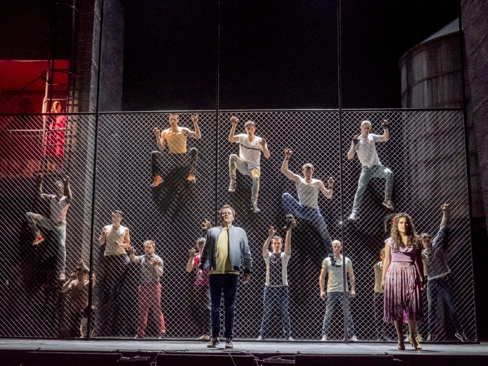 vorne: Florian Stern (Tony), Lucía Isabel Haas Muñoz (Anita); links oben: Sophia Theodorides (Maria); Ensemble &copy; Rupert Larl