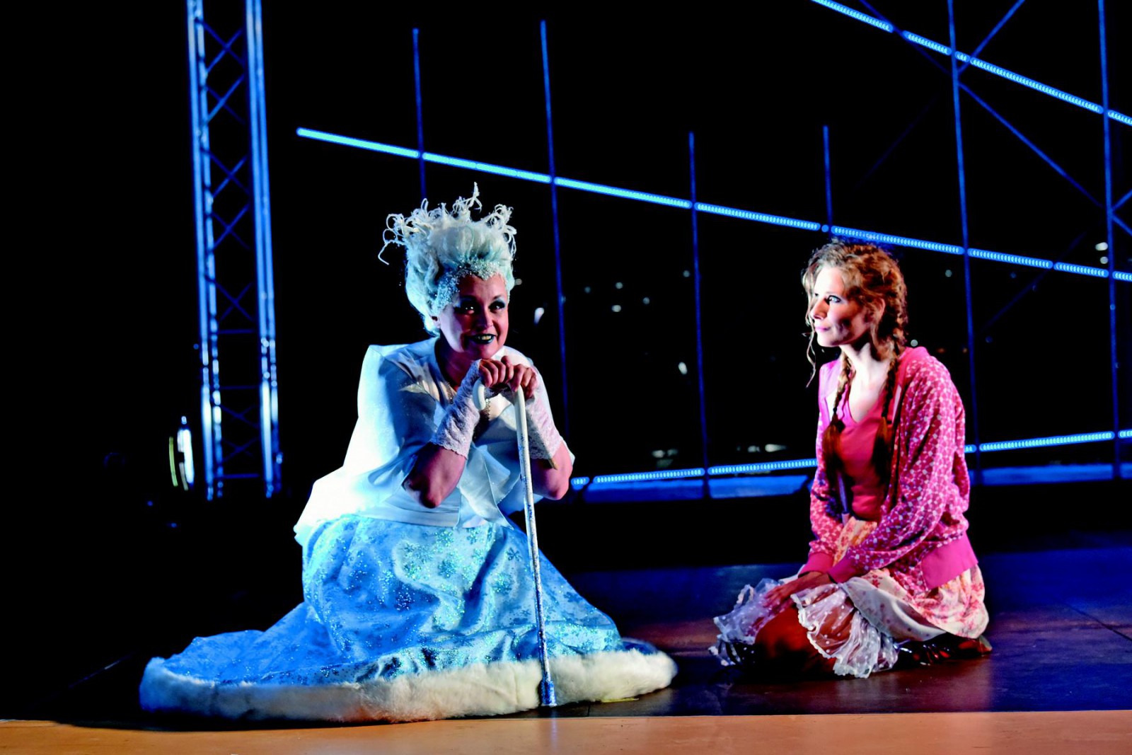 Glinda, die gute Hexe des Nordens (Yvonne Reich), Dorothy (Anna Gössi) © Marlies Kross