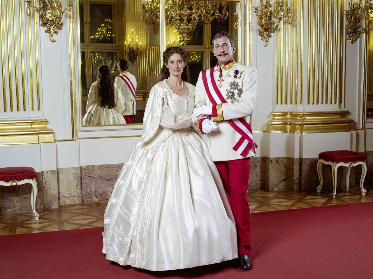Pia Douwes (Elisabeth), Viktor Gernot (Franz Joseph) © Schloss Schönbrunn, Wien; VBW; Fotograf: Moritz Schell