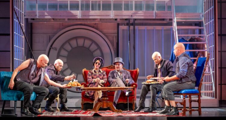 Steffen Neutze (Hakenfinger-Jakob), Sascha Littig (Münz-Mathias), Amani Robinson (Polly Peachum), Philip Richert (Macheath), Andrea Marchetti (Säge-Robert), Marcus Billen (Trauerweiden-Walter) © t&w / Andreas Tamme