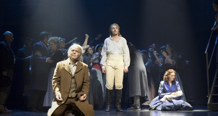 Doktor Manette (Yngve Gasoy-Romdal), Charles Darnay (Stefan Reil), Lucie Manette (Birgit Reutter), Opernchor &copy; H. Dietz Fotografie