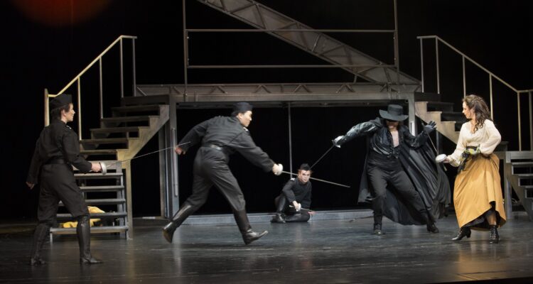 Diego de la Vega / Zorro (Ruud van Overdijk), Luisa (Anna Langner), Ensemble &copy; H. Dietz Fotografie