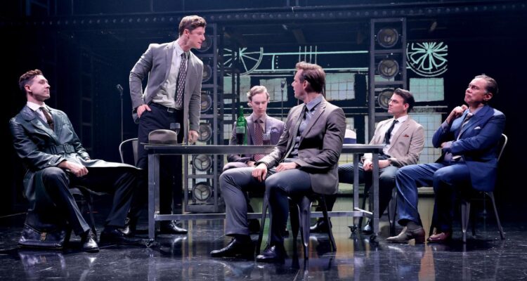 Fabian Lukas Raup (Norm Waxman), Alexander Auler (Nick Massi), Lukas Mayer (Bob Gaudio), Fin Holzwart (Tommy DeVito), Charles Kreische (Frankie Valli), Oliver Huether (Gyp DeCarlo) © Agentur-und-Punkt