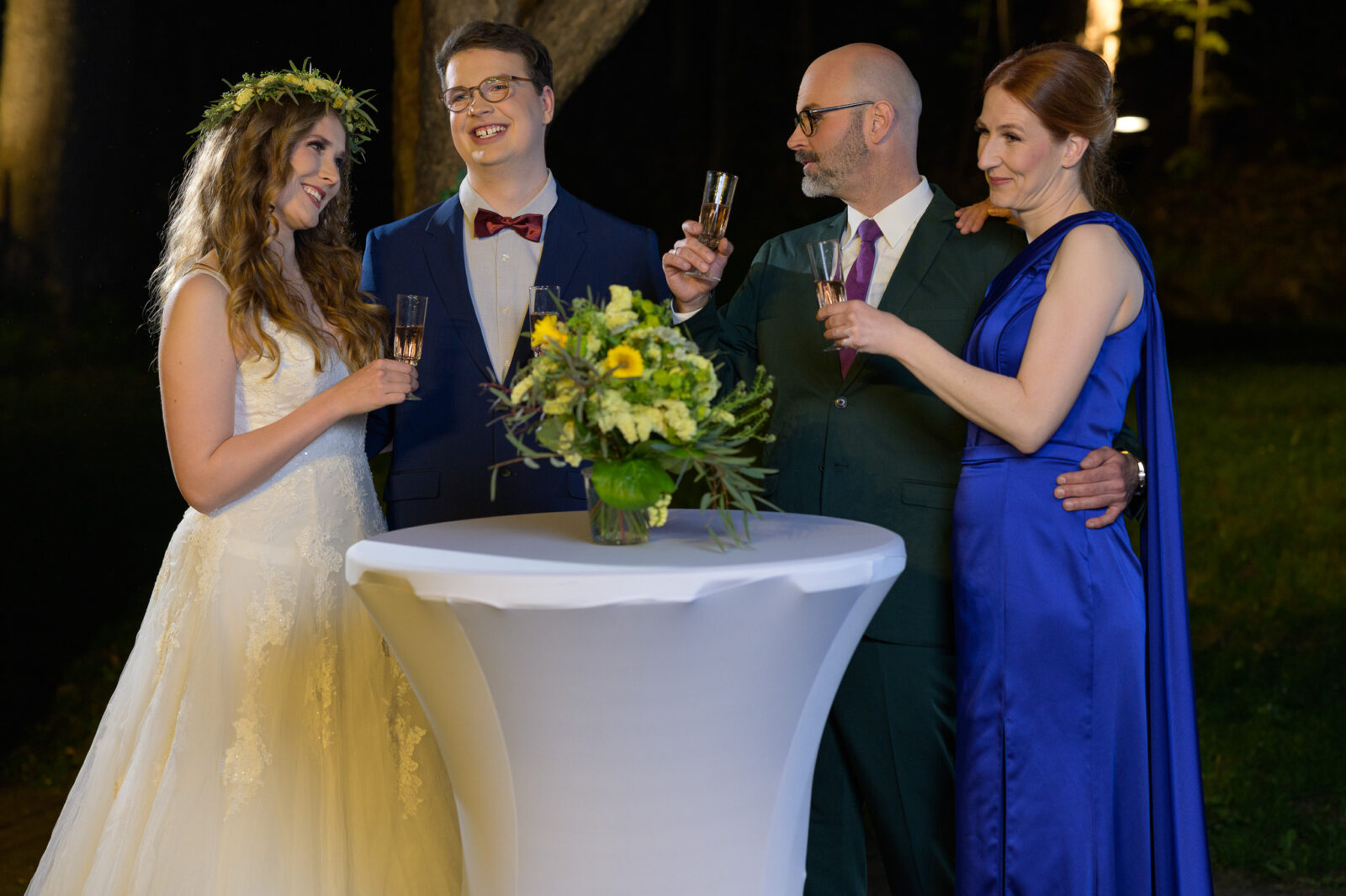 Josephine (Paulina Koers), Will (Joss Spieker-Siebrecht), Edward (Dominik Scholz) und Sandra (Lisa Hasenbein) bei der Hochzeit von Will © Christoph Spieker