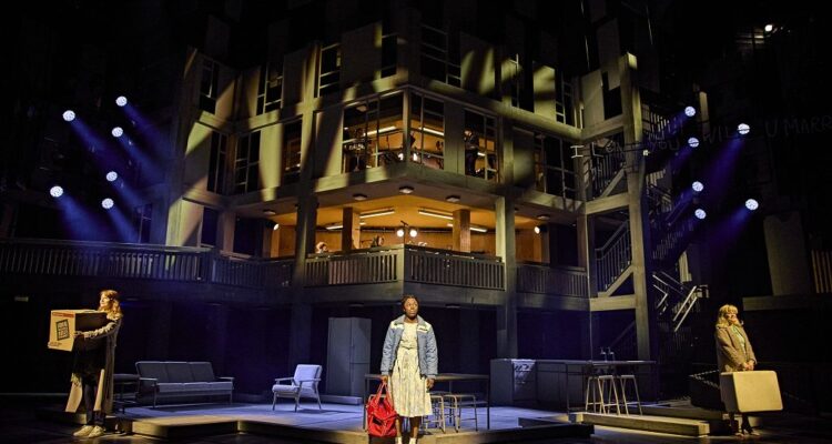 Laura Pitt-Pulford (Poppy), Elizabeth Ayodele (Joy), Rachael Wooding (Rose) © Brinkhoff / Moegenburg