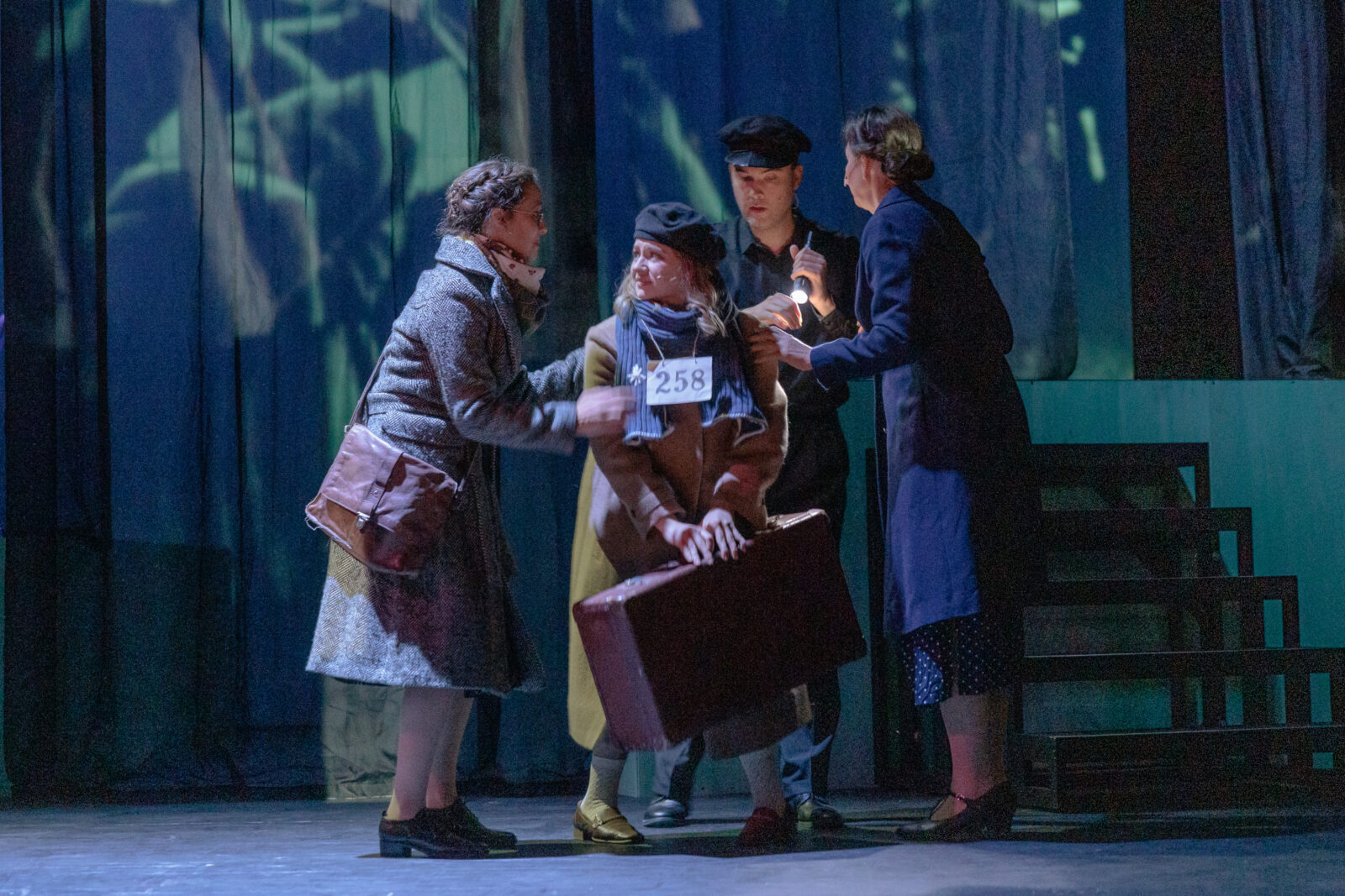 Ensemble, Jasmina Sakr (Ruth Maier), Michaela Thurner (Judith Maier) &copy; Thomas Langer