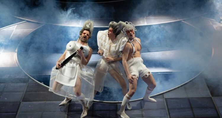 Gunnar Golkowski (Köchin), Charlotte Müller (Herzogin), Markus Paul (Baby) © Bernd Schönberger