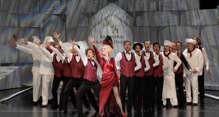 Anke Sieloff (Dolly), Chor © Pedro Manilowski