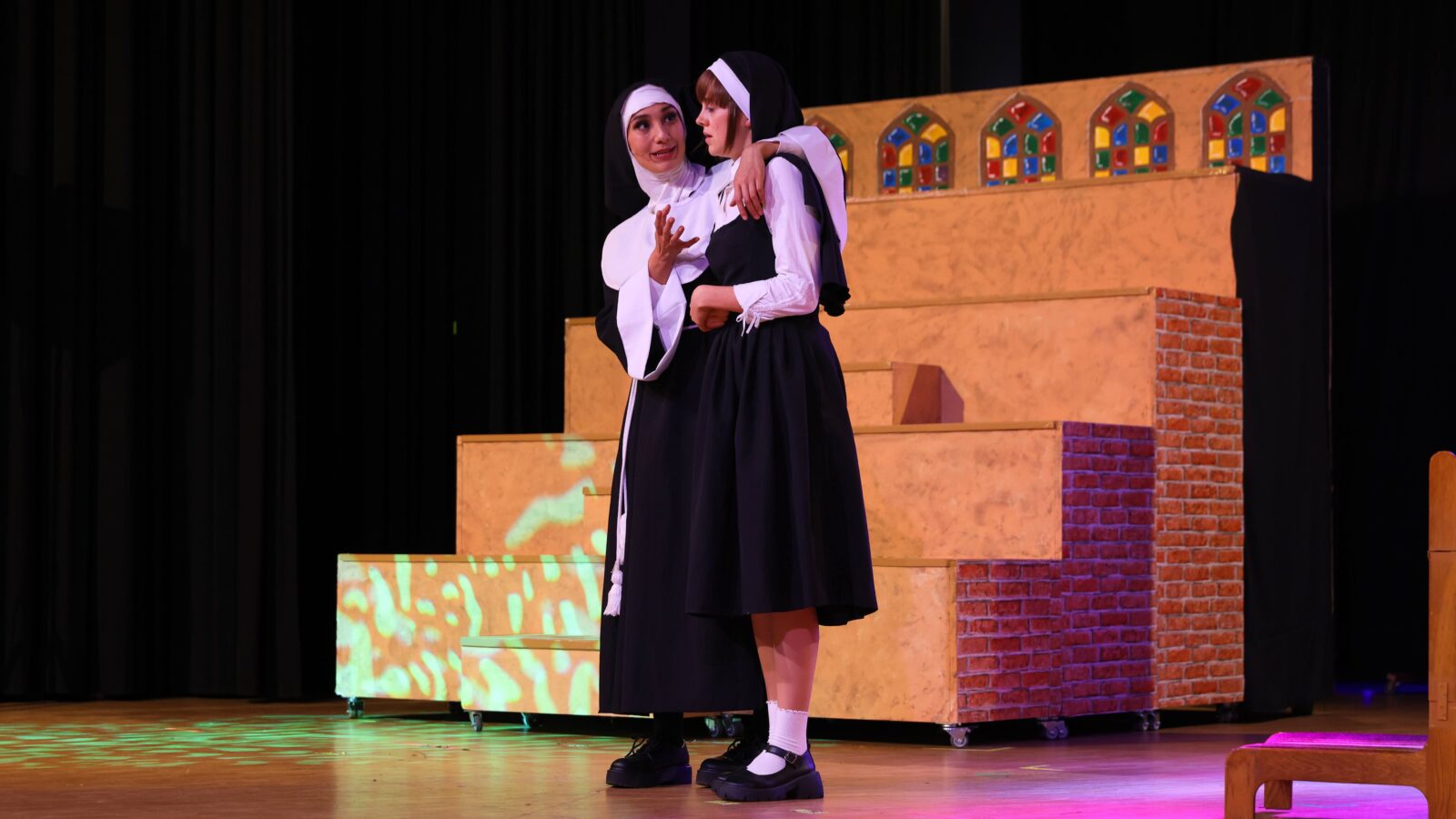 Deloris (Fetzer) mit Mary Robert (Céline Carnarius) © Musicalgroup e. V., Harald Koch