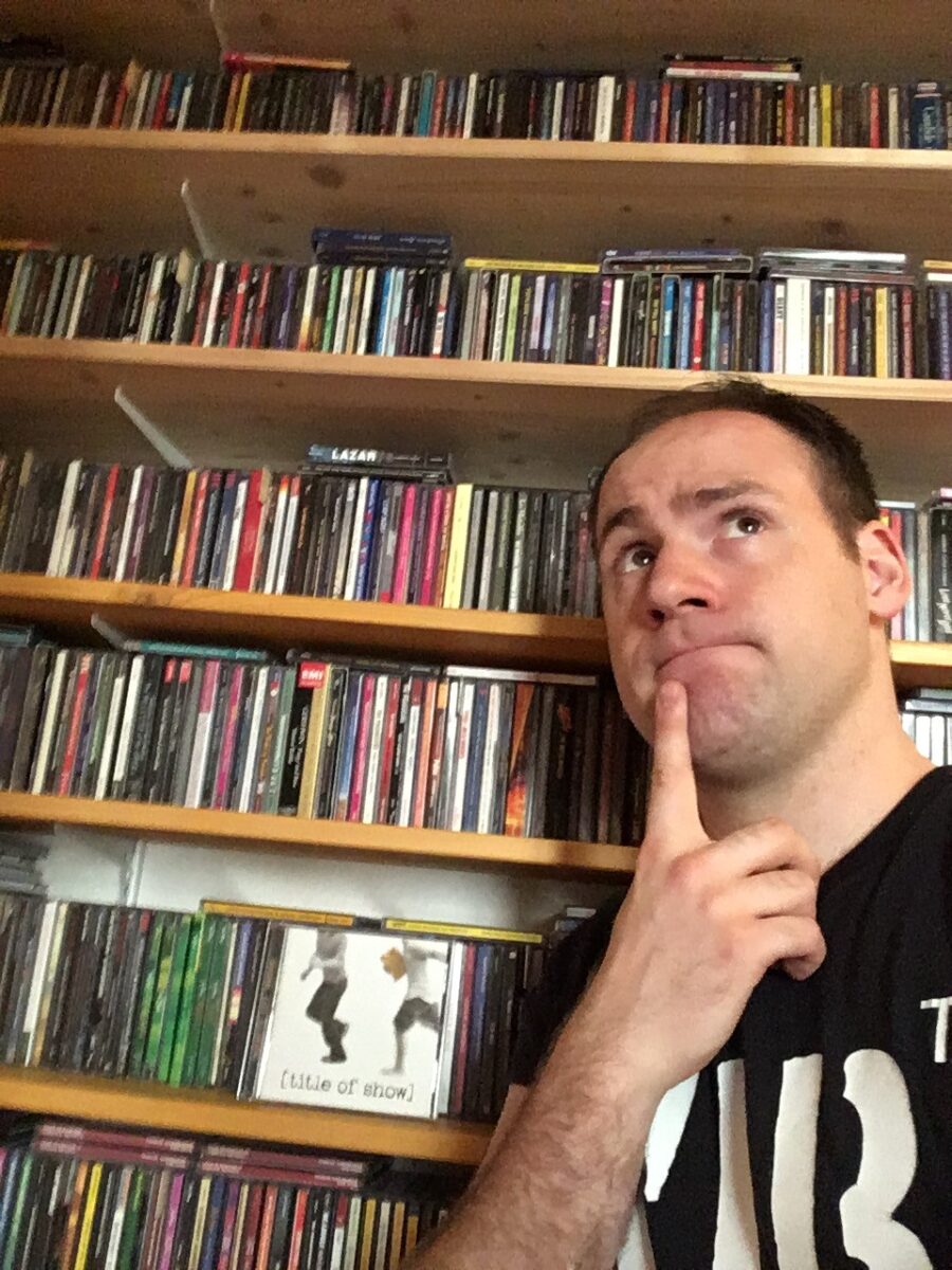 Nach dem Frühstück überlege ich, welche Musical CD ich heute auf dem Weg zur Probe hören will. Was ist peinlicher: 5 verschiedene Aufnahmen von RENT zu haben oder 8 von GREASE?
