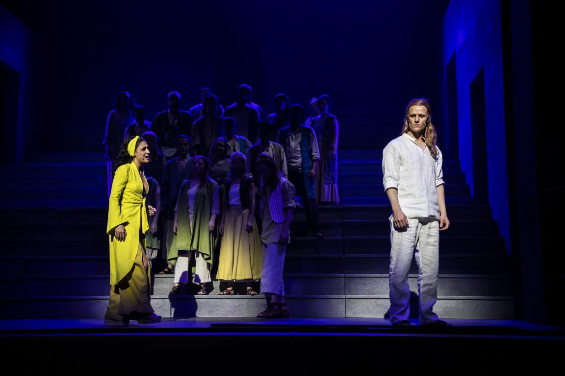 Mercedesz Csampai (Maria Magdalena), Tobias Bieri (Jesus), Opernchor des Landestheaters Detmold © Jochen Quast