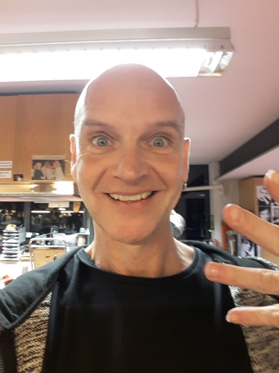 Meister Propper ist die Grundlage für alles, was da kommt - jetzt bei der Maskenbildnerin, die wahre Wunder vollbringen kann.