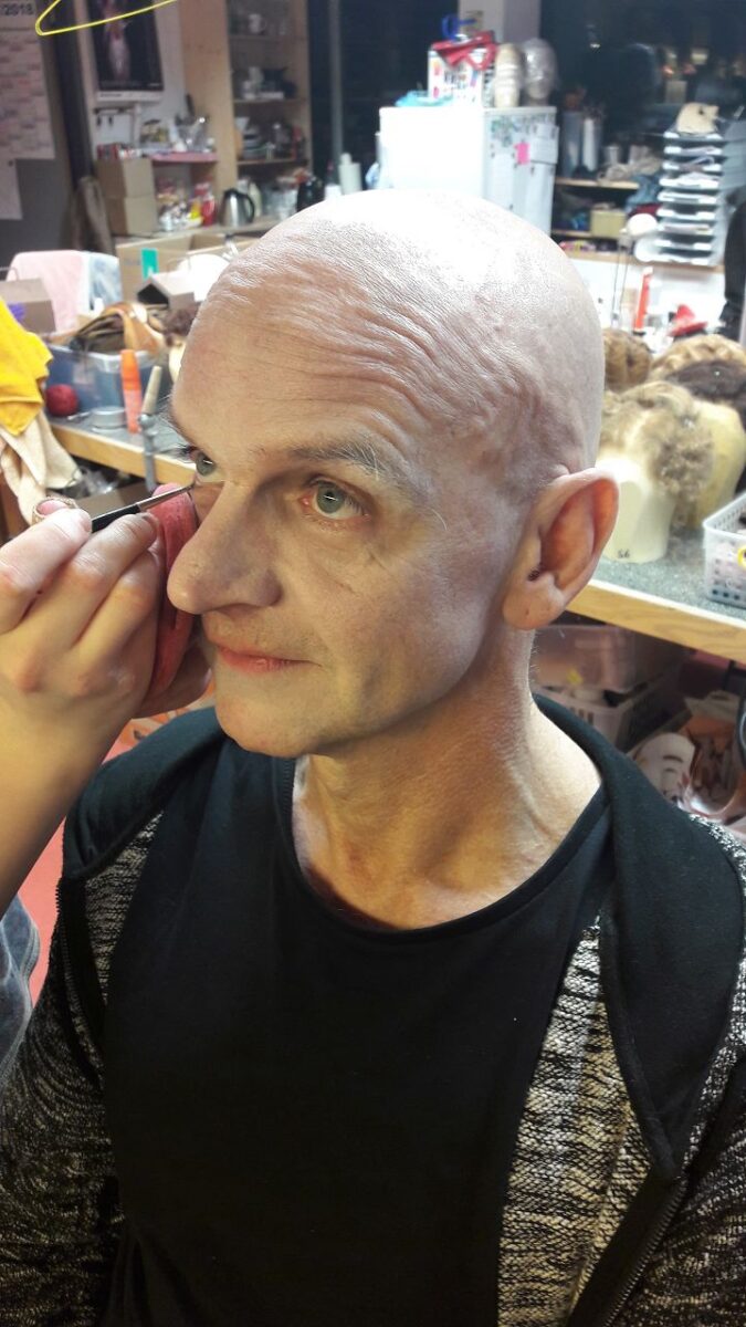 Erst wird das Gesicht hergerichtet.