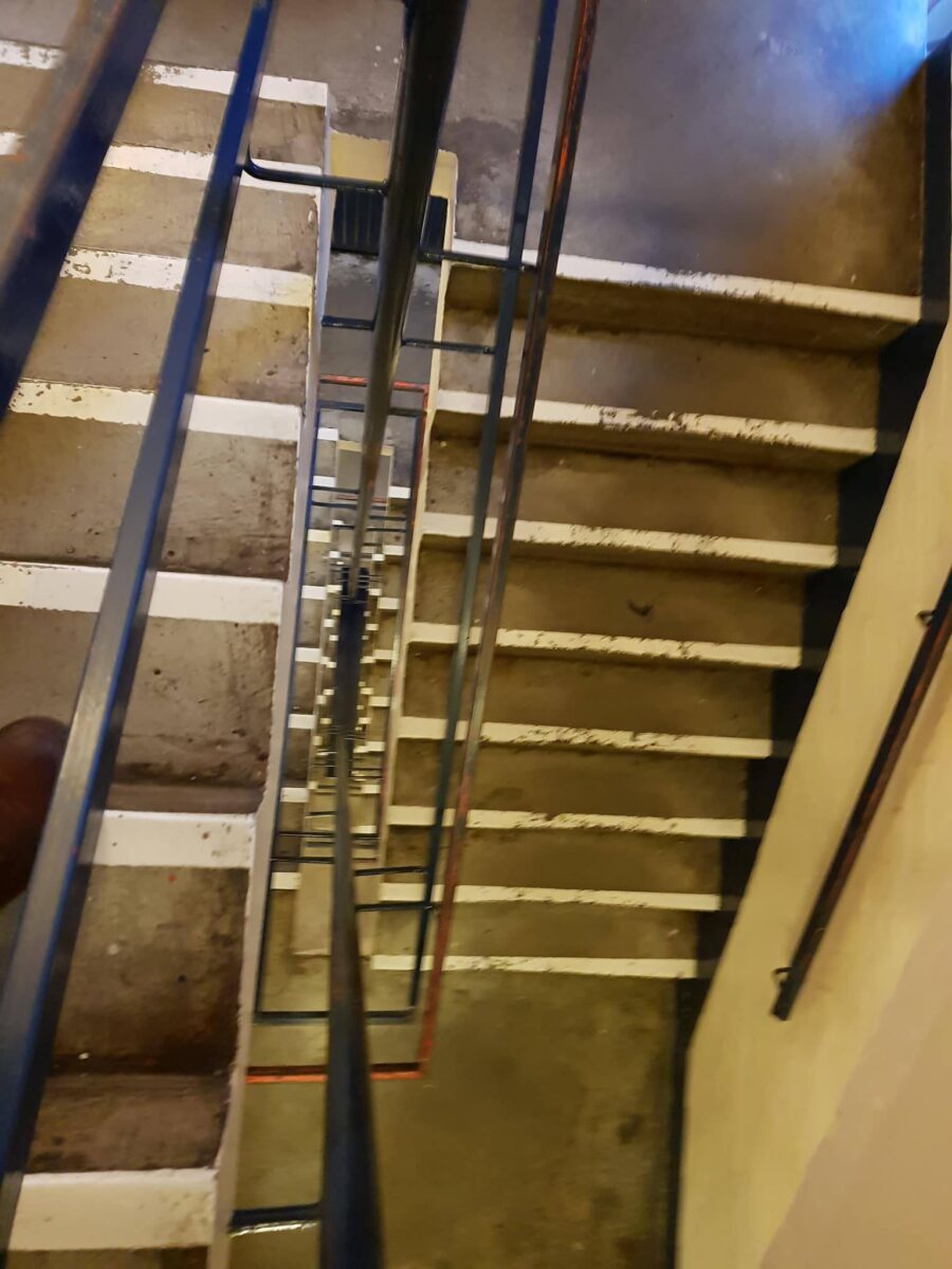 Der Weg zur Bühne führt uns einige Stockwerke nach unten...