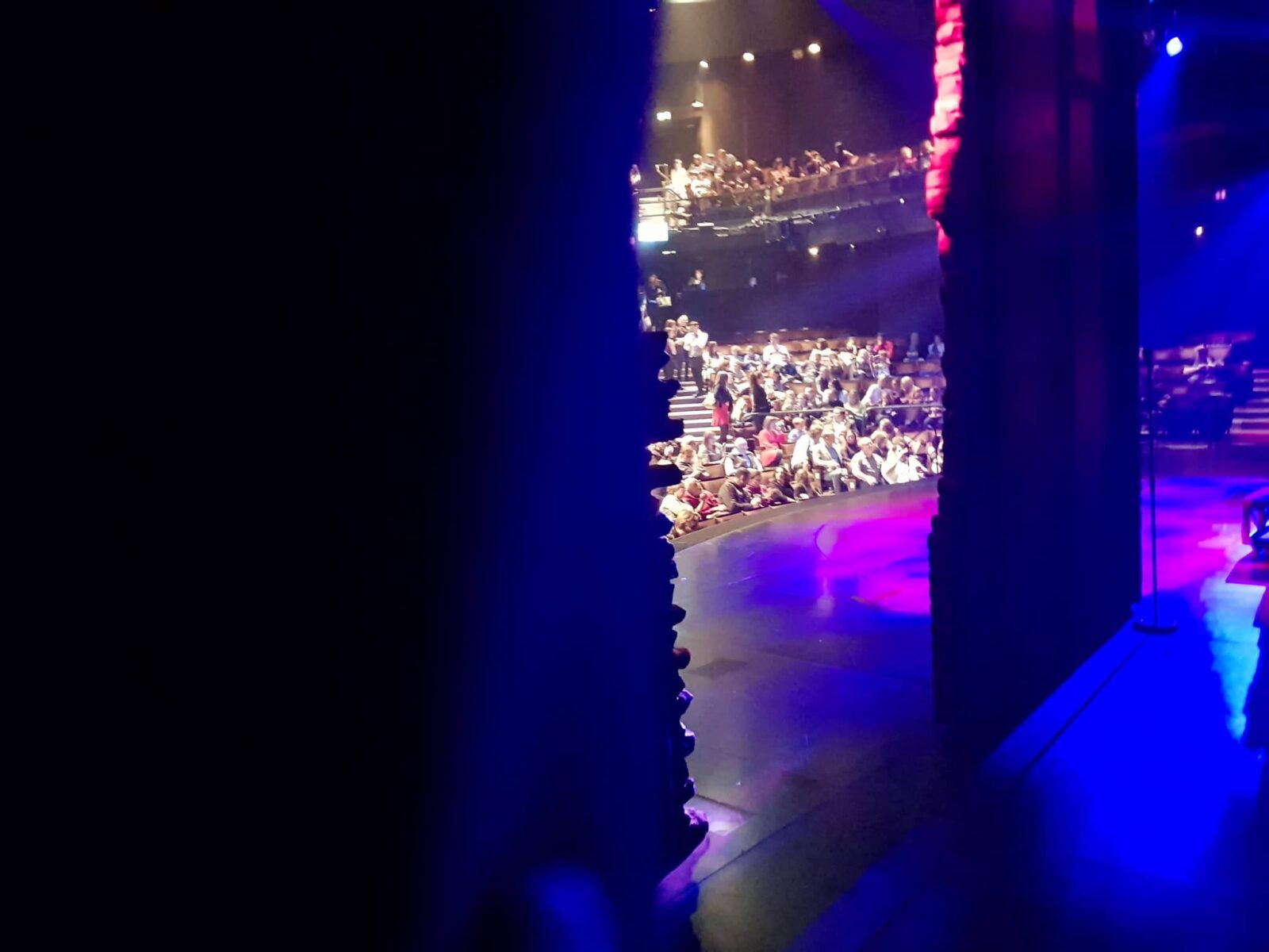 Das Theater ist beinahe voll. So sieht es kurz vor der Show von der Seitenbühne aus.