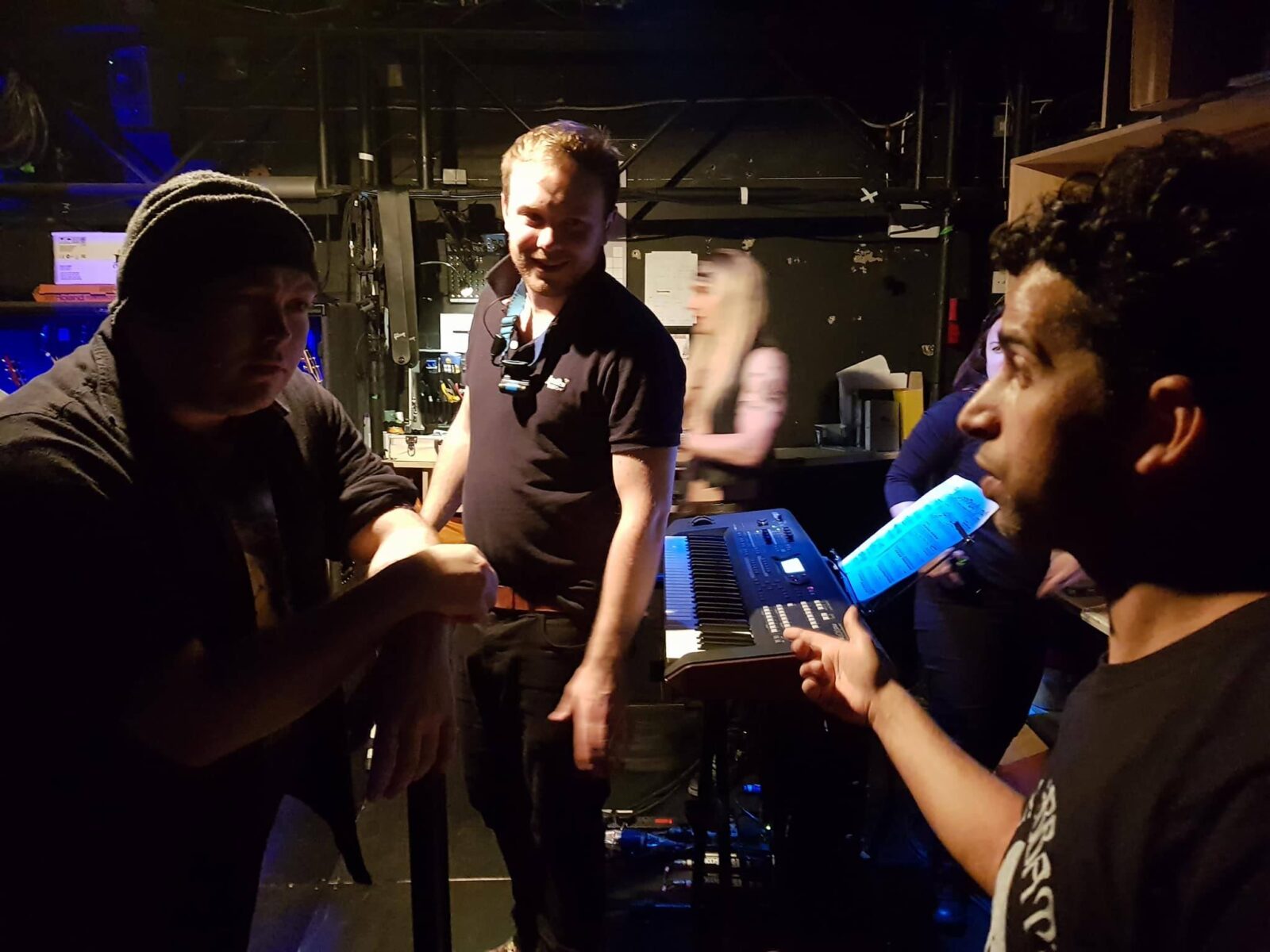 Alfie (links) zu Gast bei Jonny Shuttler (vorne rechts), der sich um den Sound im Theater kümmert. Im Hintergrund Jimi Love (Guitar Tech).