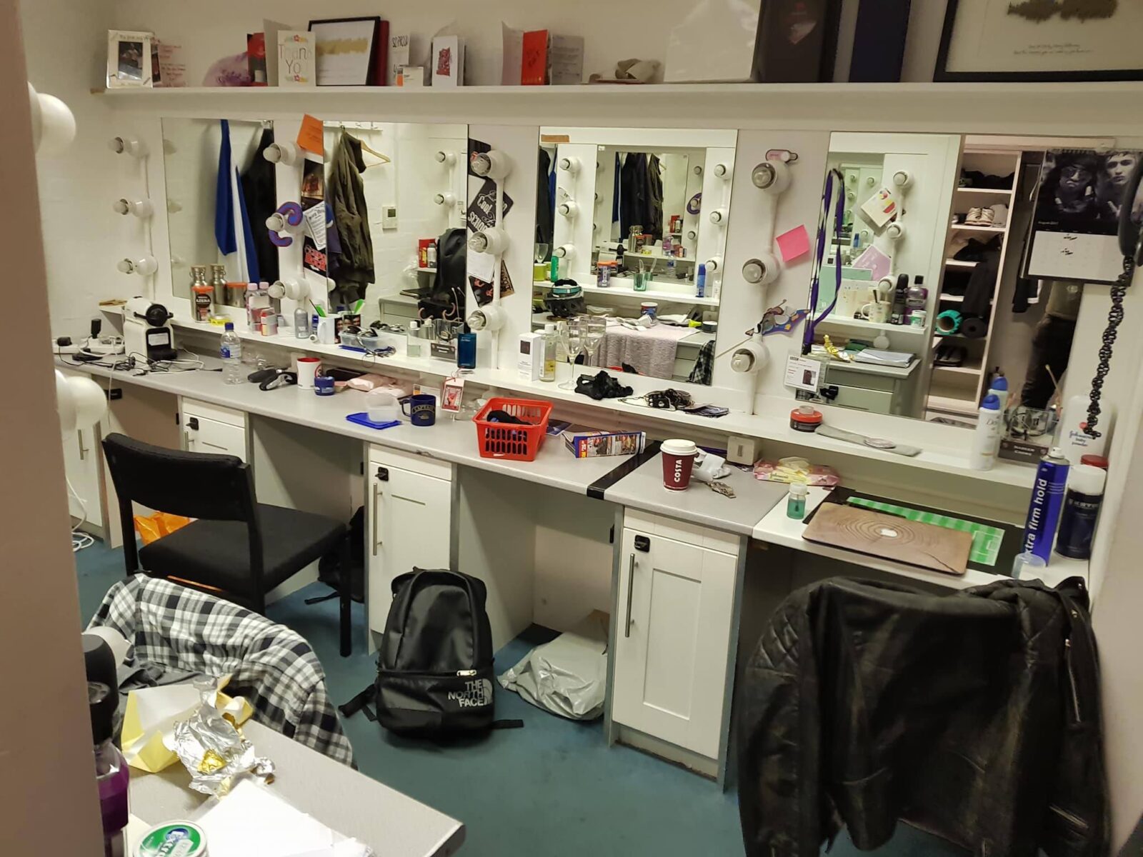 ... und die Garderobe von innen - das Chaos von sechs Jungs. Mein Platz ist ganz rechts.