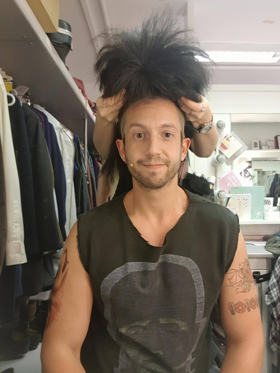 Meine Verwandlung zu Rocker Doug: Mikrofon und Haarnetz sind schon befestigt...