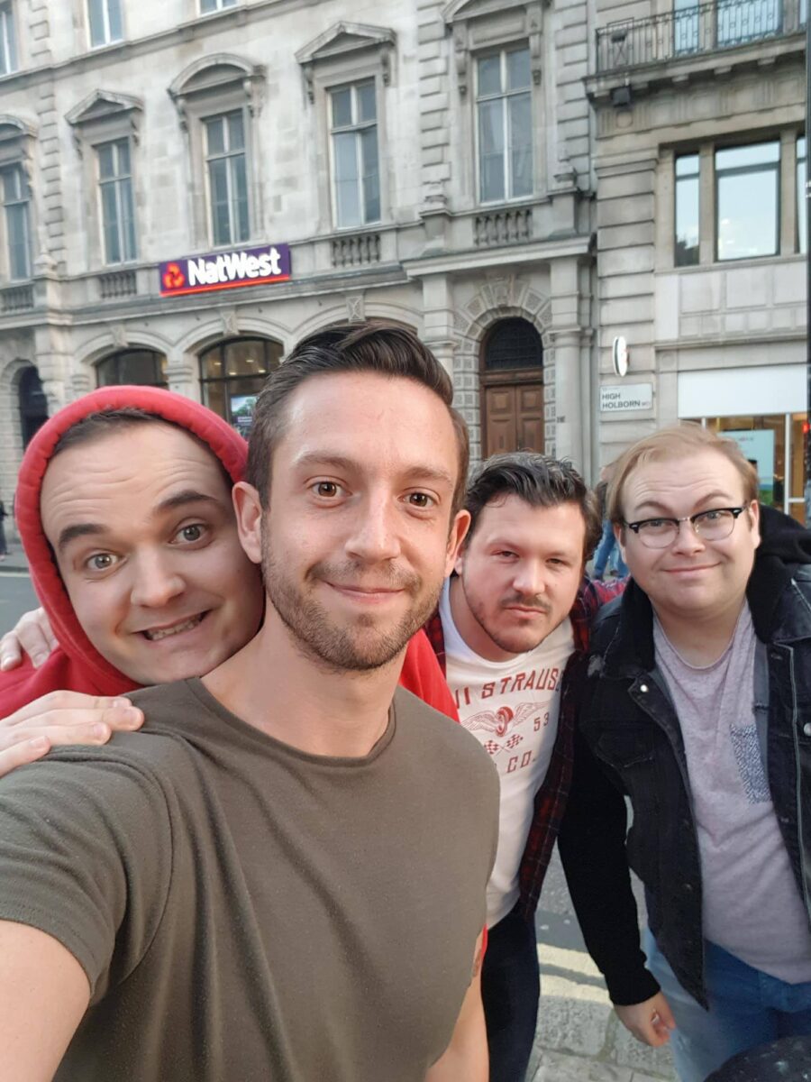 Gemeinsam mit meinen Garderobenkollegen, den drei Covern der Hauptrolle des Dewey Finn: Joel Montague (Mr. Williams), Alex Tomkins (Mr. Wagner) und Alfie Parker (Swing). Kollegen und Freunde!