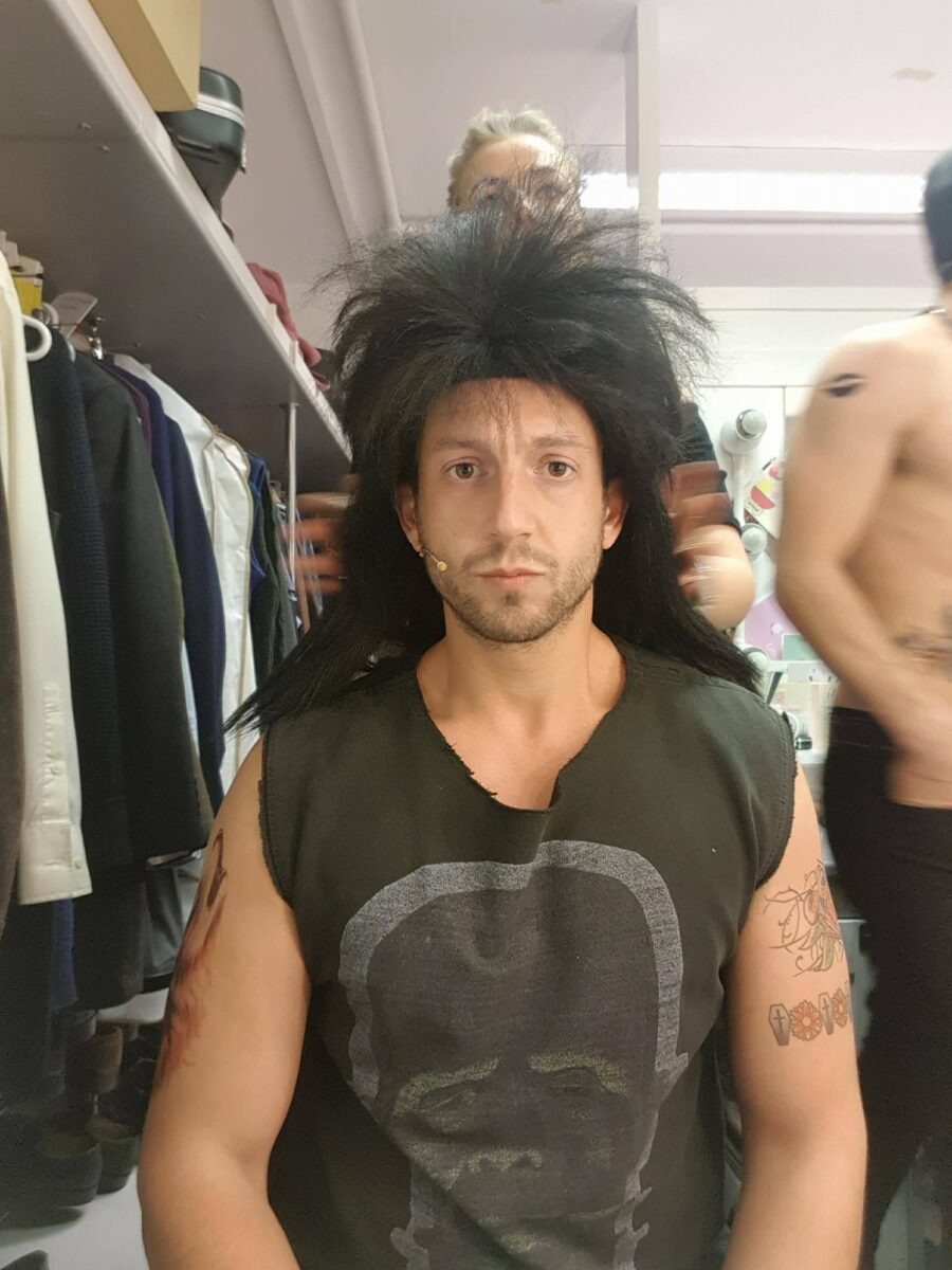 ... dann kommt die Rocker-Perücke...