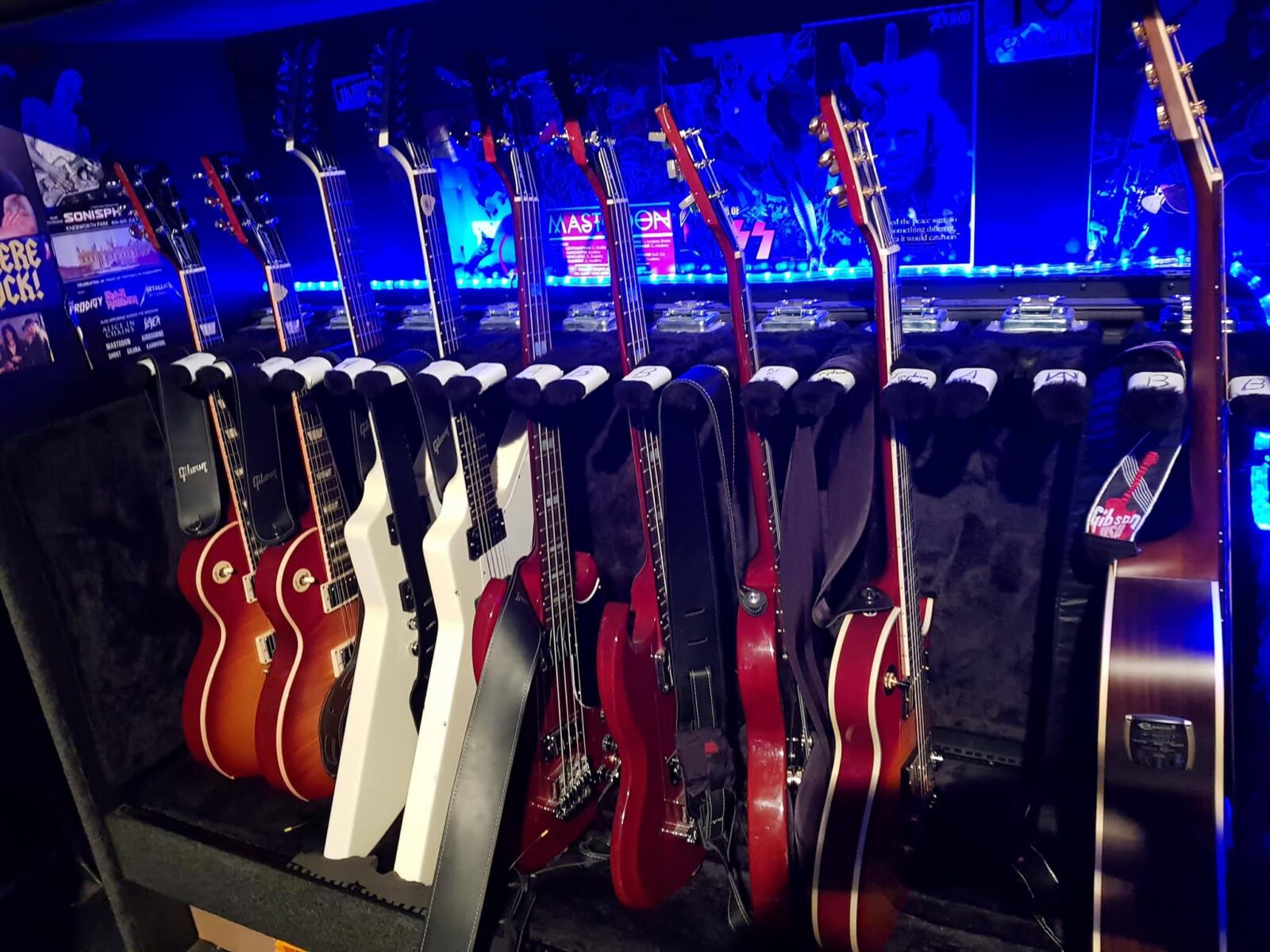 Die Gitarren der Kids und der Band werden vor jeder Show von unserem Guitar Tech Jimi neu gestimmt und ordentlich sortiert auf der Seitenbühne deponiert.