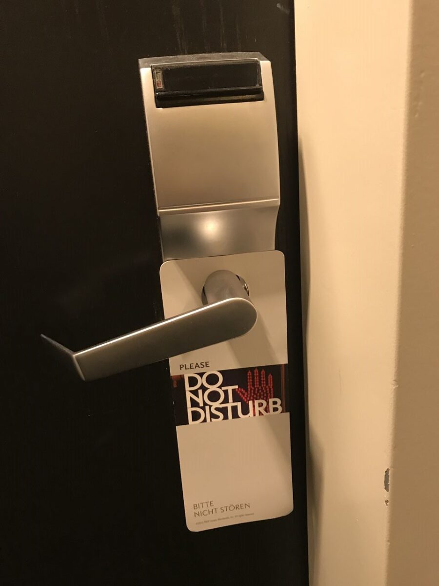 An den Bitte-nicht-stören-Schildern erkennt man eindeutig, wo die Kollegen untergebracht sind, um nicht zu früh vom Housekeeping geweckt zu werden