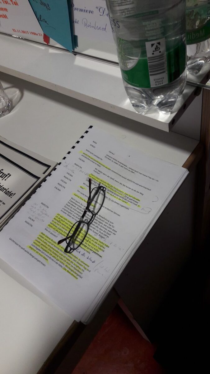 Ganz wichtig für die Nerven - der Text in der Schleuse zur Bühne...