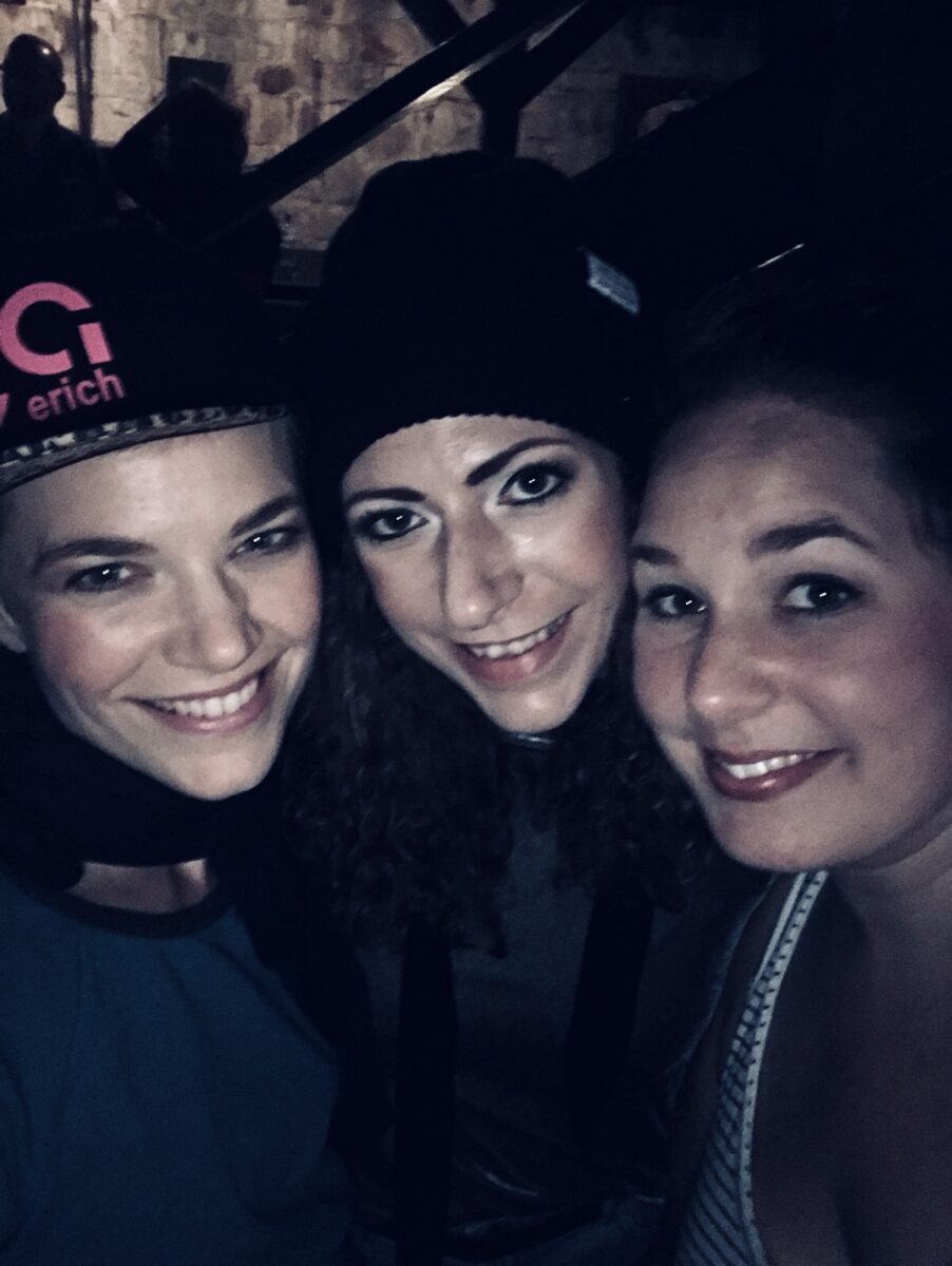 Feierabend im Apfelgarten, unserem Backstage-Bereich, hier mit Janina und Jenny auf ein Apfelschörlchen.