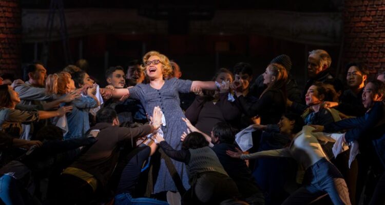 Jannik Harneit (Dorothy Michaels), Ensemble © Theater Osnabrück/Stephan Glagla