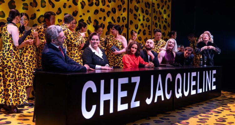 Thomas Kohl (Edouard Dindon), Anja Daniela Wagner (Madame Dindon), Yuval Oren (Anne Dindon), Florian Tavić (Jean-Michel), Gaines Hall (Albin), Marian Kalus (Georges), Uta Haase (Jacqueline) © Tim Müller