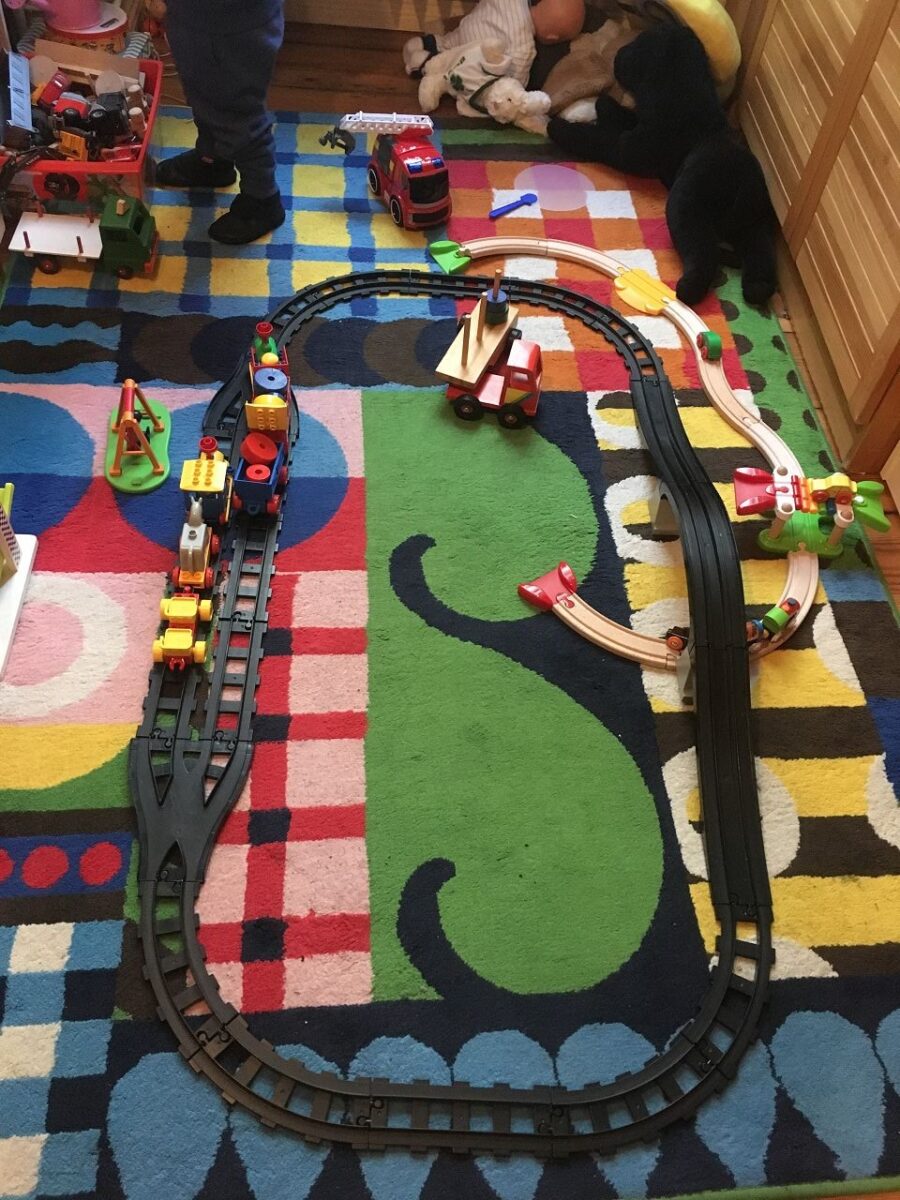 Mein Tag fängt meistens so gegen 7 Uhr an. Und heute morgen mit einer Runde Eisenbahn spielen mit dem Sohnemann.