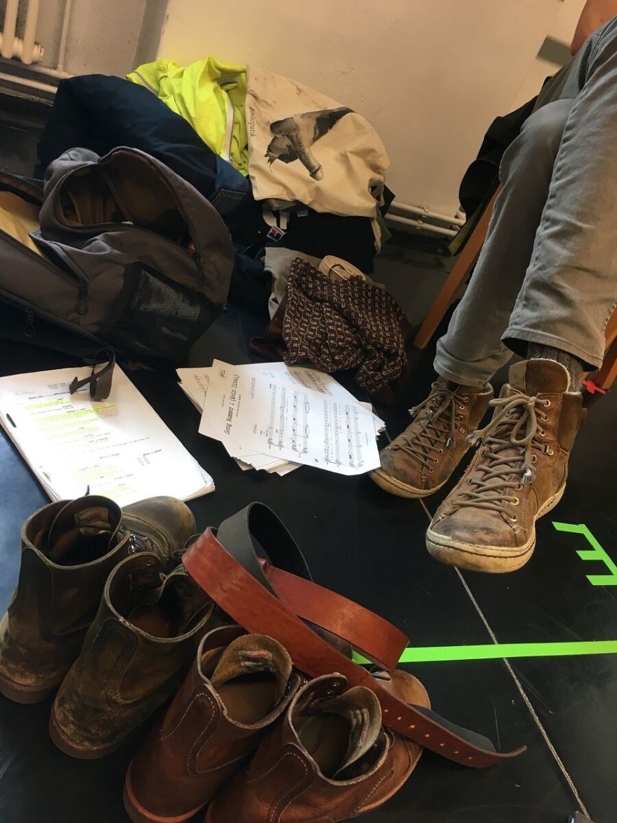 Die Auswahl der Schuhe ist ein schwieriges Unterfangen. Muss ja auch zum Kostüm passen. Meine (Alexander) Farbe geht eher ins bräunliche.