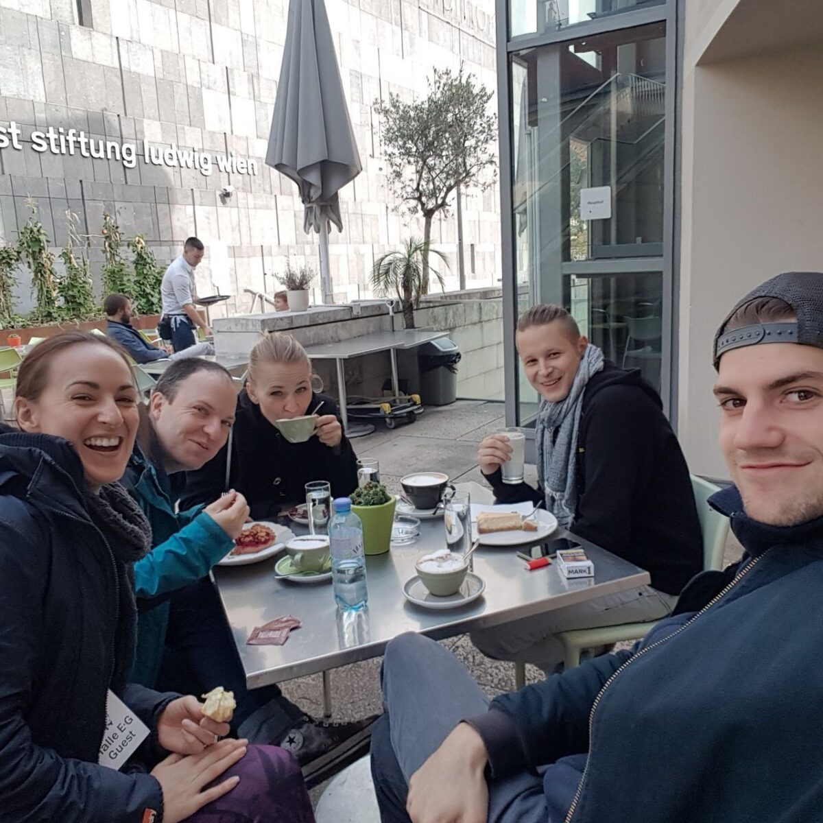 ...oder auch im benachbarten Café.