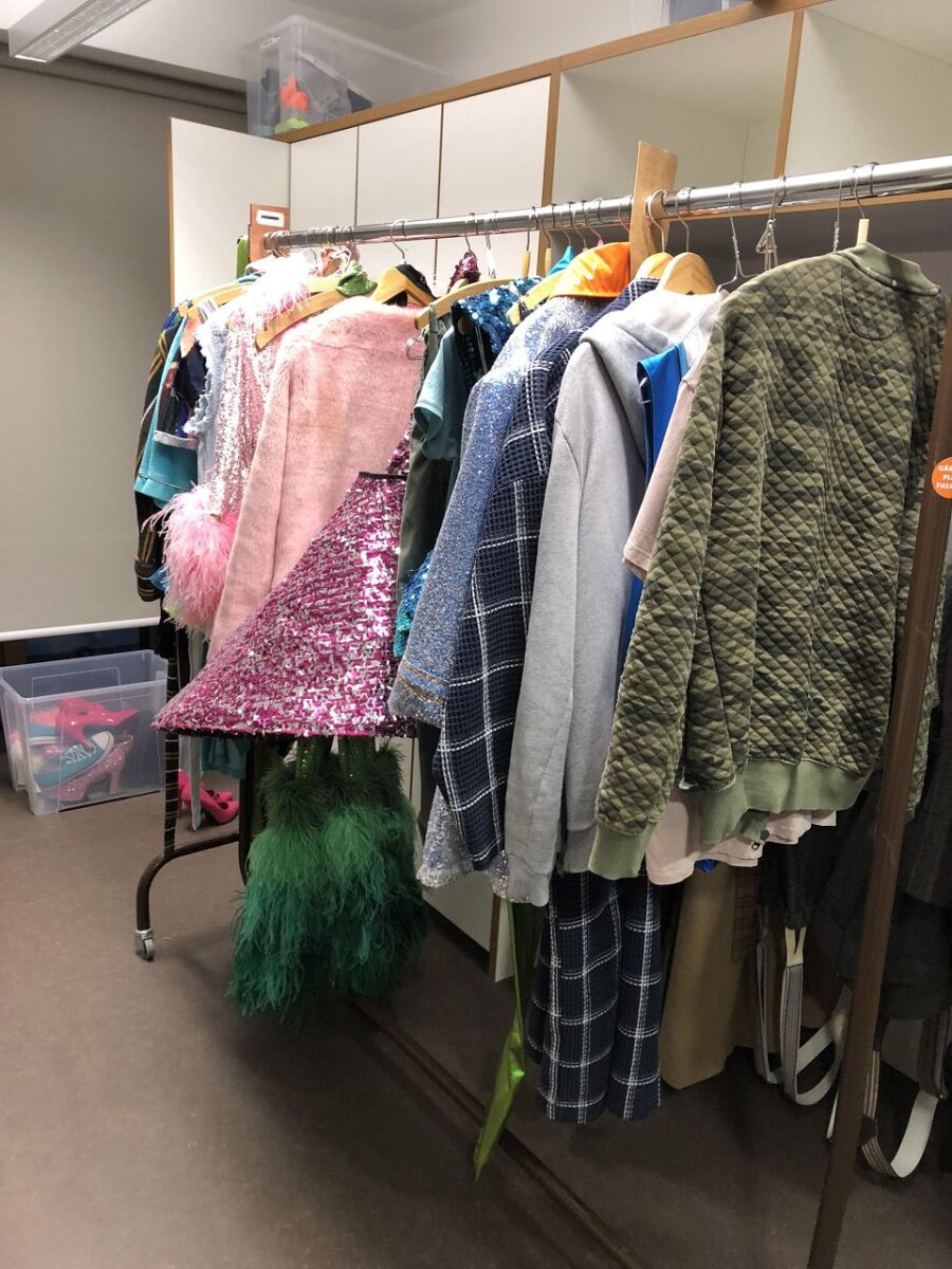 Hier hängen auch alle Kostüme bereit - insgesamt habe ich 17 Umzüge während der Show.