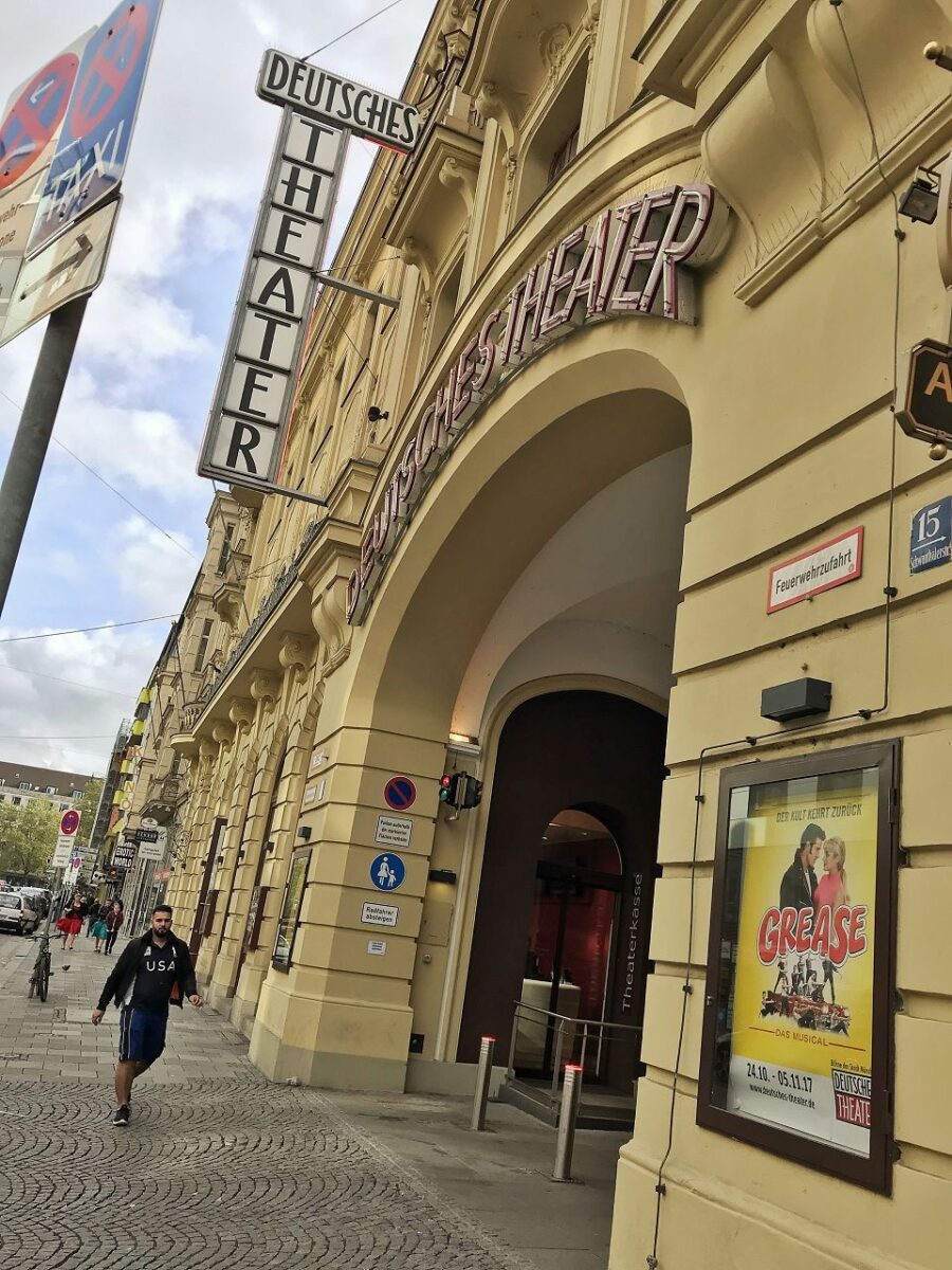 Ab ins Theater!