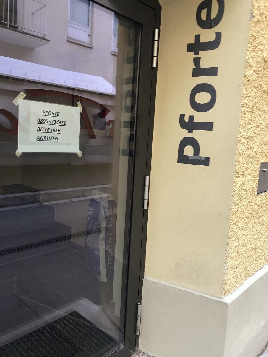 Hier geht’s für uns ins Theater rein.
