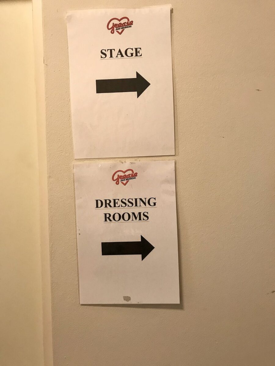 Dankenswerterweise finden sich überall diese Wegweiser im Backstagebereich, damit wir uns auf den vielen Gängen und Etagen zurecht finden. Auf Tour sind wir manchmal nur eine Nacht in einer Stadt und sehr dankbar, wenn wir diese Schilder haben, um uns zu orientieren.