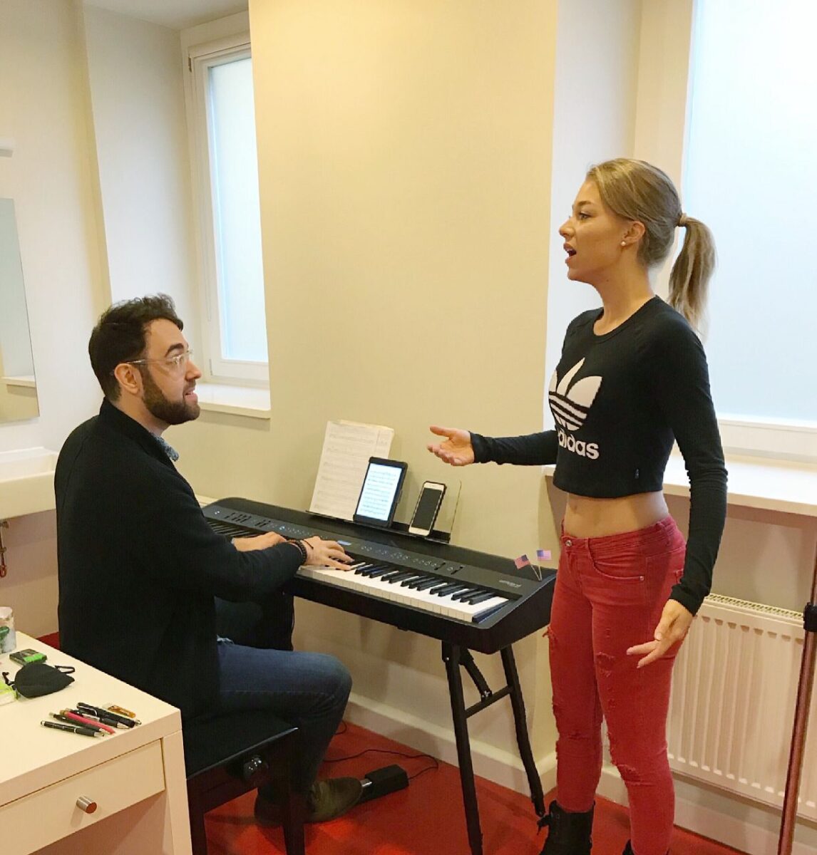 Einsingen gehört natürlich immer dazu – diesmal hat sich sogar unser Musical Director Ryan extra zur Verfügung gestellt, um mich am Klavier zu begleiten.
